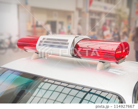 パトカーの赤色灯とサイレン 114927667