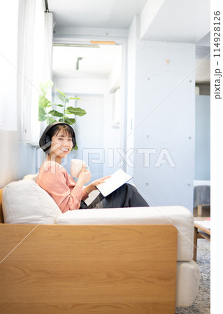 音楽を聴きながら読書をする女性/リスキリング 音楽を聴きながら読書をする女性/リスキリング 114928126