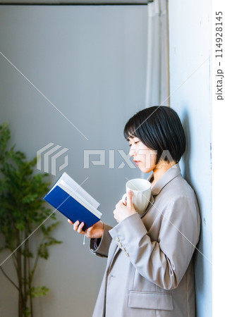 立ちながら読書をする女性/リスキリング 立ちながら読書をする女性/リスキリング 114928145