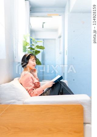 音楽を聴きながら読書をする女性/リスキリング 音楽を聴きながら読書をする女性/リスキリング 114928159