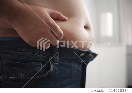Fat bald man's belly on background of white room 114928554