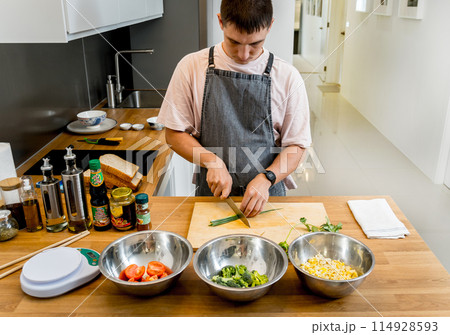 Chef at the kitchen preparing tofu scramble with vegetables 114928593