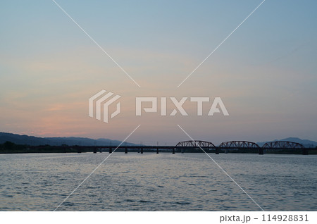 朝の河川敷にて 朝の河川敷にて 114928831