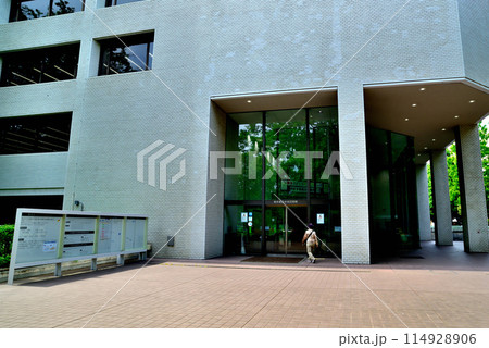 東京　新緑の映える有栖川宮記念公園 都立中央図書館 114928906