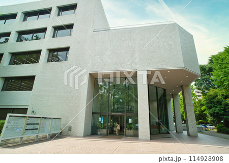 東京　新緑の映える有栖川宮記念公園 都立中央図書館 114928908