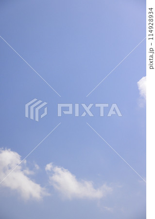 雲のある曇り空 (背景素材） 114928934
