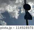 逆光の標識と空 114928978