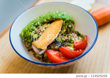 Healthy quinoa bowl with avocado, mushrooms and fresh vegetables 114929208