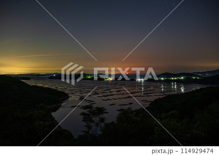 日本の岡山県瀬戸内市の海に浮かぶとても美しい月 114929474