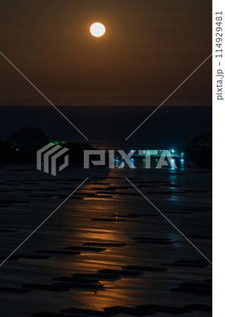 日本の岡山県瀬戸内市の海に浮かぶとても美しい月 114929481
