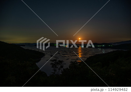 日本の岡山県瀬戸内市の海に浮かぶとても美しい月 日本の岡山県瀬戸内市の海に浮かぶとても美しい月 114929482