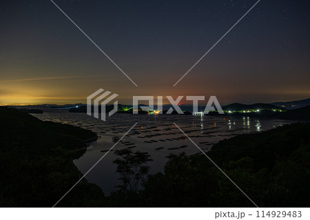 日本の岡山県瀬戸内市の海に浮かぶとても美しい月 114929483