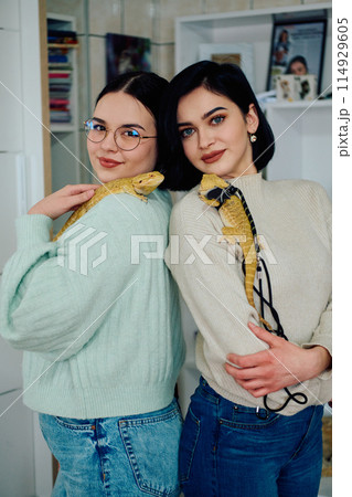 Sisters and Their Bearded Dragon: A Family Portrait 114929605