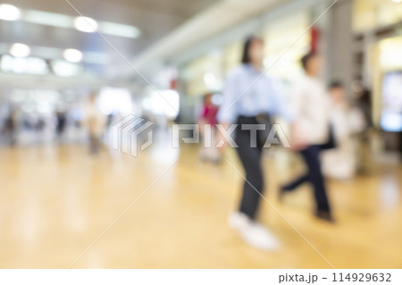 繁華街の背景ぼかし 114929632