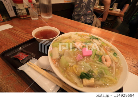 大盛りの皿うどん　出来立ての皿うどん 114929684