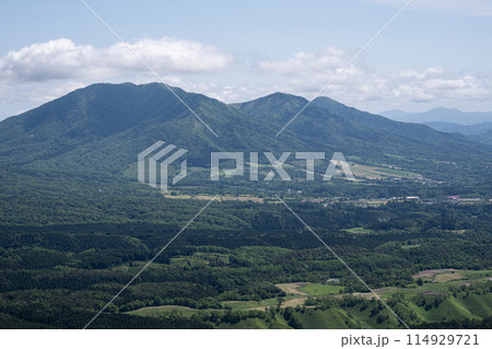 日本の岡山県と鳥取県を跨ぐ三平山の美しい初夏の風景 日本の岡山県と鳥取県を跨ぐ三平山の美しい初夏の風景 114929721