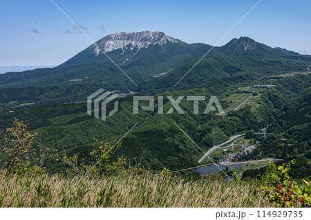 日本の岡山県と鳥取県を跨ぐ三平山の美しい初夏の風景 日本の岡山県と鳥取県を跨ぐ三平山の美しい初夏の風景 114929735