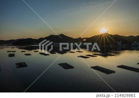 日本の岡山県備前市の頭島の美しい夕方の景色 日本の岡山県備前市の頭島の美しい夕方の景色 114929861