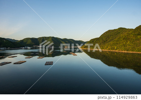 日本の岡山県備前市の頭島の美しい夕方の景色 日本の岡山県備前市の頭島の美しい夕方の景色 114929863
