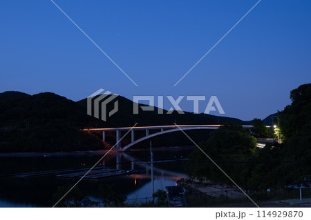 日本の岡山県備前市の頭島の美しい夕方の景色 日本の岡山県備前市の頭島の美しい夕方の景色 114929870