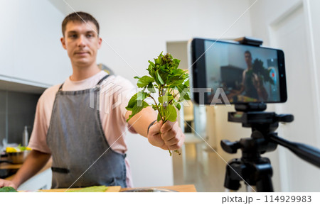 The chef is broadcasting live from workshop how to prepare a vegetarian green curry The chef is broadcasting live from workshop how to prepare a vegetarian green curry 114929983