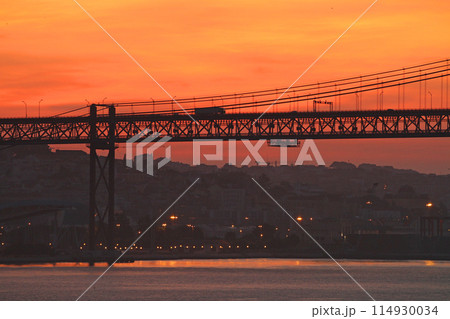 夕日に浮かぶリスボンの4月25日橋 夕日に浮かぶリスボンの4月25日橋 114930034