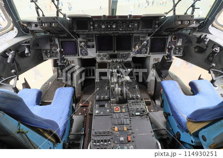 操縦席　コクピット　輸送機の操縦席 114930251