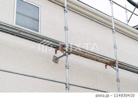 足場が組まれた日本の家屋の写真。修繕。 114930410