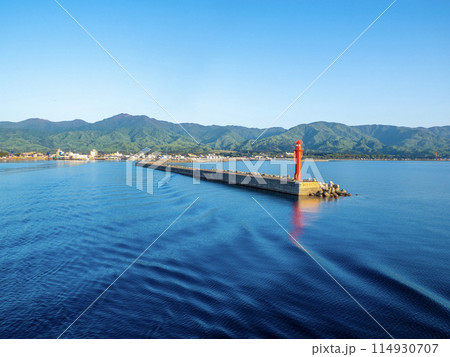 早朝のフェリー船上から見る両津港のおけさ灯台（新潟県佐渡市） 114930707