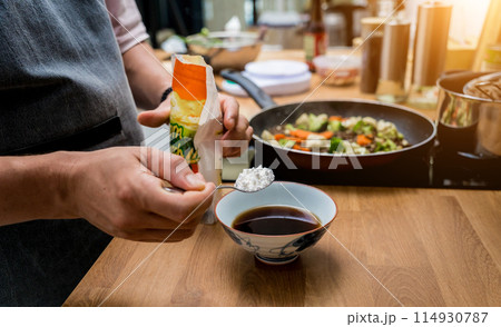 Chef at the kitchen preparing japanese buckwheat pasta with lentils 114930787