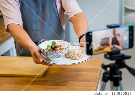 The chef is broadcasting live from workshop how to prepare a vegetarian massaman curry The chef is broadcasting live from workshop how to prepare a vegetarian massaman curry 114930817