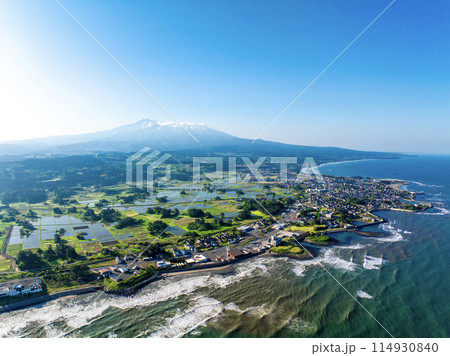 早朝の鳥海山と九十九島(秋田県にかほ市) 早朝の鳥海山と九十九島(秋田県にかほ市) 114930840