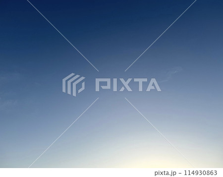 澄んだ青い空にかすかな白い雲/The sky 114930863