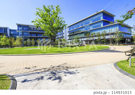 キングスカイフロントの中庭側から見た島津製作所とRGB4 114931013