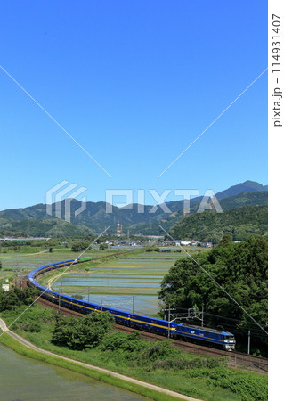 初夏の東海道本線を走る貨物列車 114931407