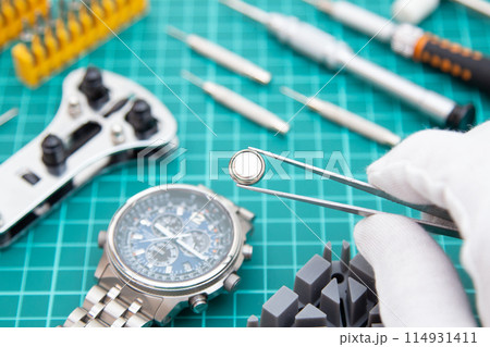 腕時計の電池交換作業 腕時計の電池交換作業 114931411