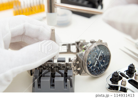 腕時計のベルト調整　バンド調整作業 114931413