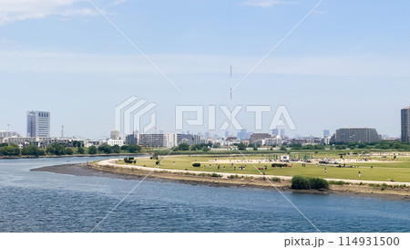 river in the city 114931500