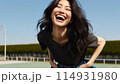 満面の笑みを浮かべるTシャツ姿の女性 114931980