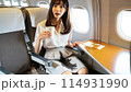 旅客機で飲み物をこぼす女性 114931990