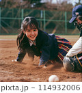 制服で野球をする女子学生 114932006
