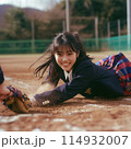 制服で野球をする女子学生 114932007
