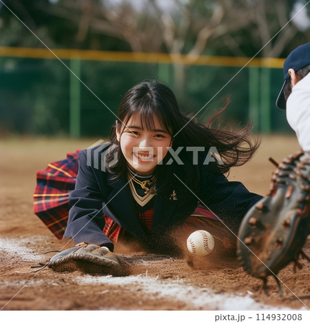 制服で野球をする女子学生 制服で野球をする女子学生 114932008