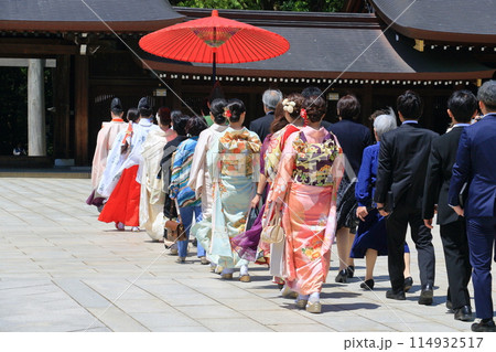 神社での結婚式 神社で結婚式を挙げる花嫁行列 神社での結婚式 神社で結婚式を挙げる花嫁行列 114932517