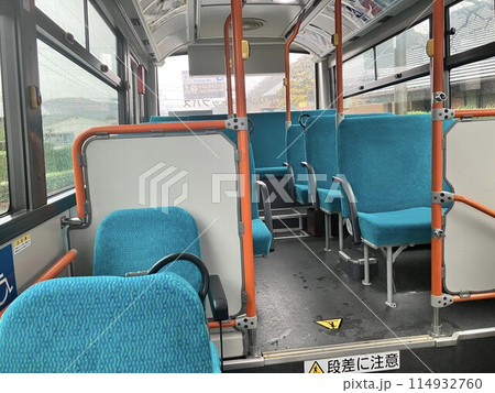 空席が目立つバスの車内 114932760