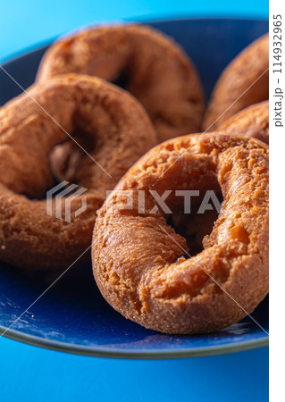 美味しそうなお皿のドーナツ 114932965