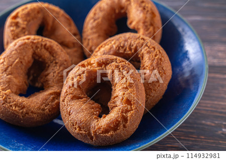 美味しそうなお皿のドーナツ 114932981