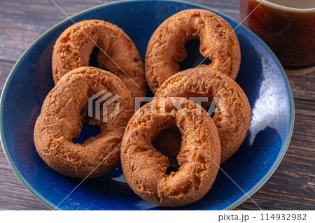 美味しそうなお皿のドーナツ 114932982