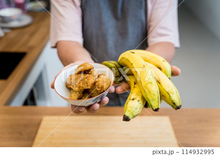 Crispy fried bananas in the small white bowl 114932995