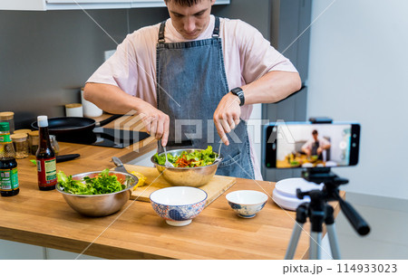 The chef is broadcasting live from workshop how to prepare a spicy glass noodle salad 114933023